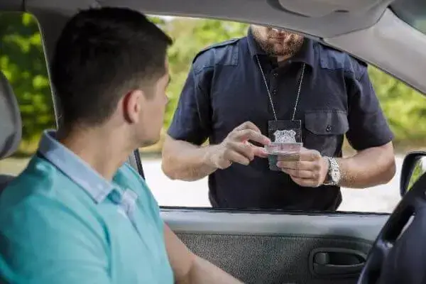 נהיגה בפסילה - שוטר רושם דו"ח לנהג